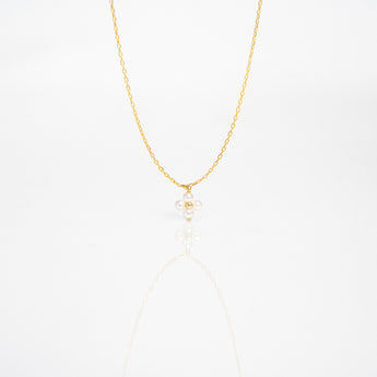 Collana Fiorisia in Argento 925 placcato oro con ciondolo a forma di fiore e petali di perla sintetica, elegante e femminile