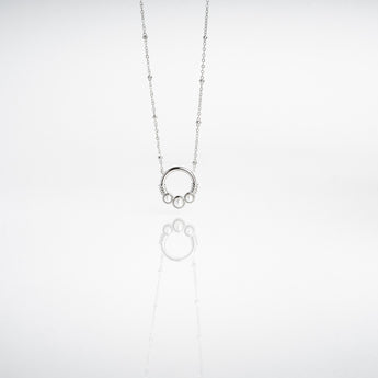 Collana Armonia in Acciaio Inossidabile 316L con ciondolo a cerchio e tre perle